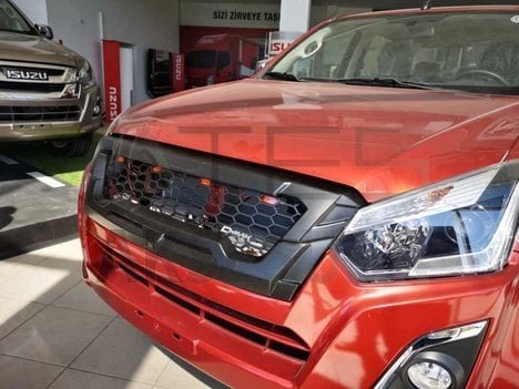 6711b8cb202d84421e1ce9da51461852.jpg ISUZU D-MAX 2018+ شبك أمامي رياضي أسود - ليد - Görsel 1